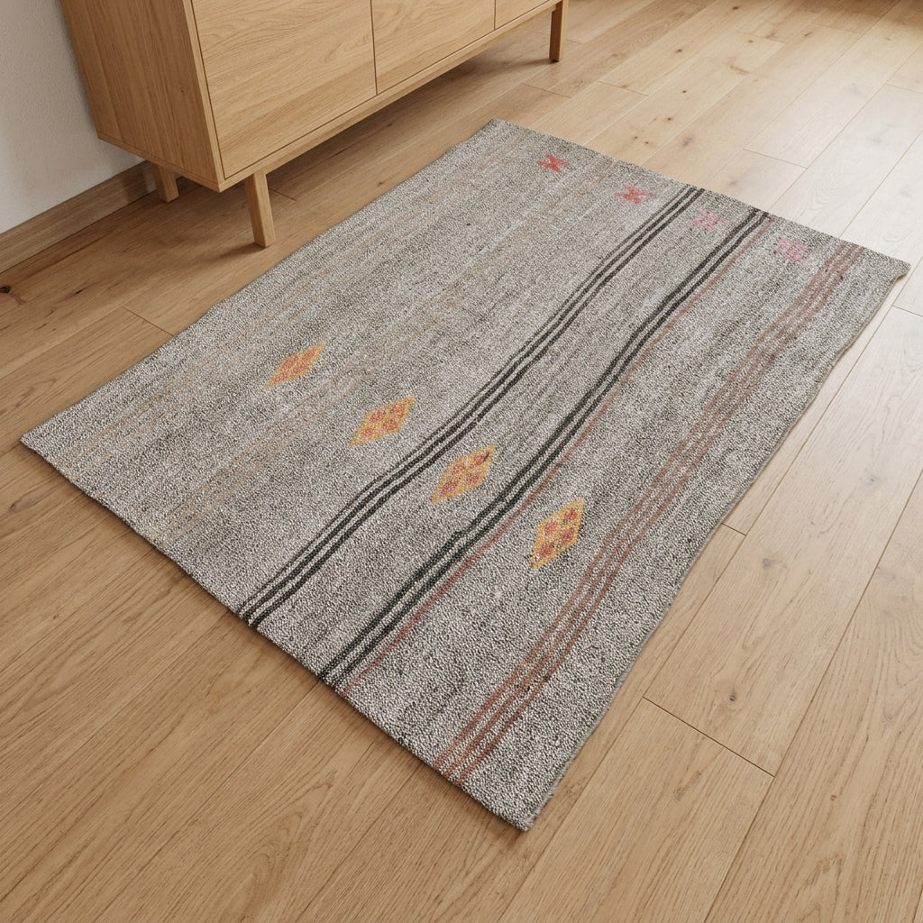 Striped pattern on the Meneksetac vintage kilim rug – handwoven flatweave in Anatolia, Turkey