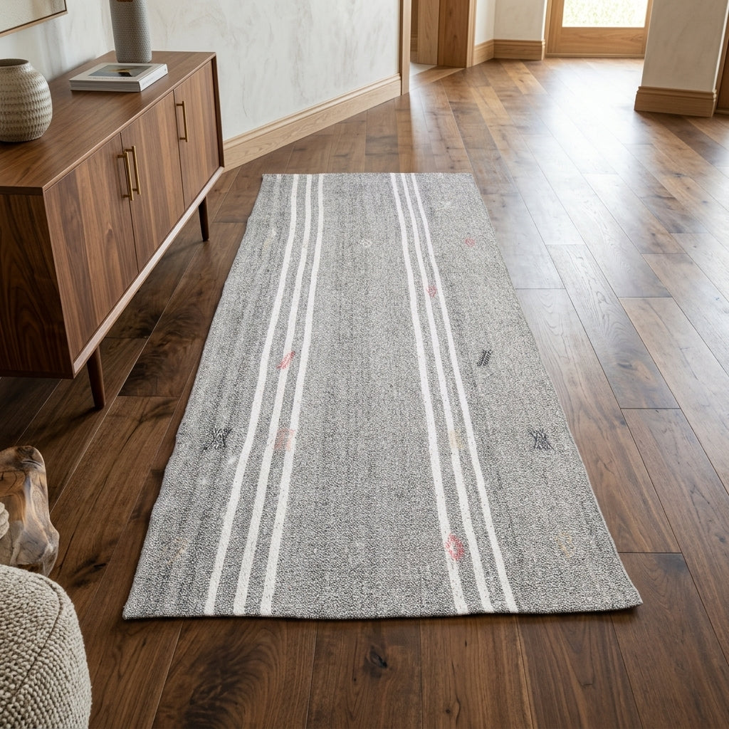 Striped pattern on the Karaman vintage kilim runner rug – handwoven flatweave in Anatolia, Turkey