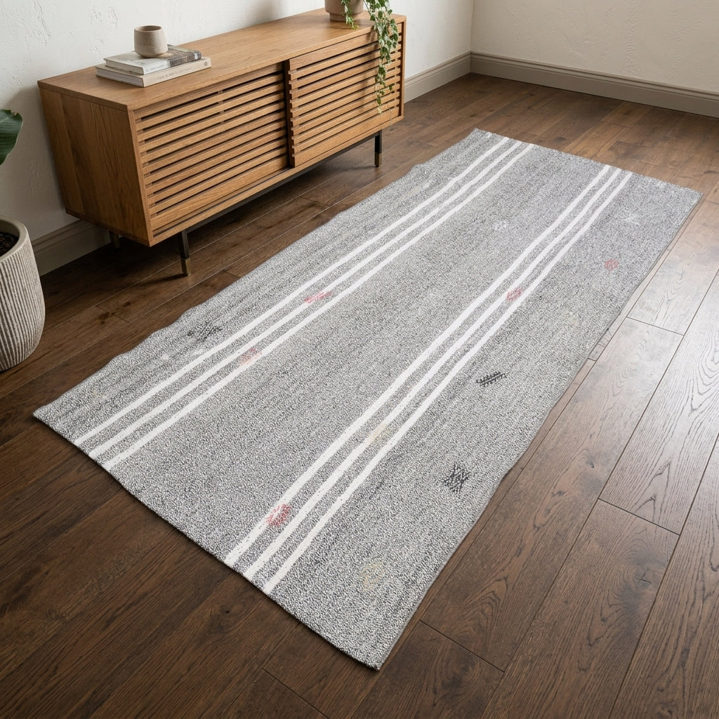 Striped pattern on the Karaman vintage kilim runner rug – handwoven flatweave in Anatolia, Turkey