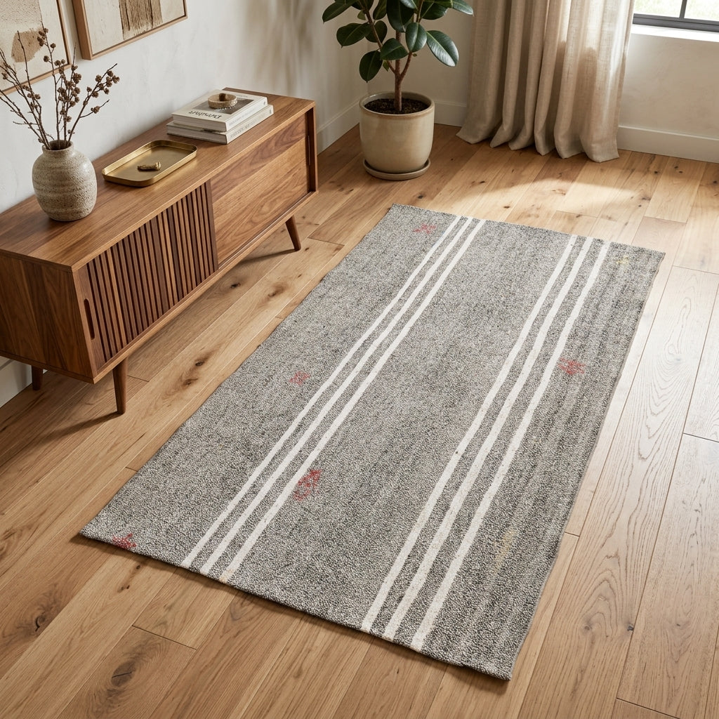 Striped pattern on the Yesimperi vintage kilim rug – handwoven flatweave in Anatolia, Turkey