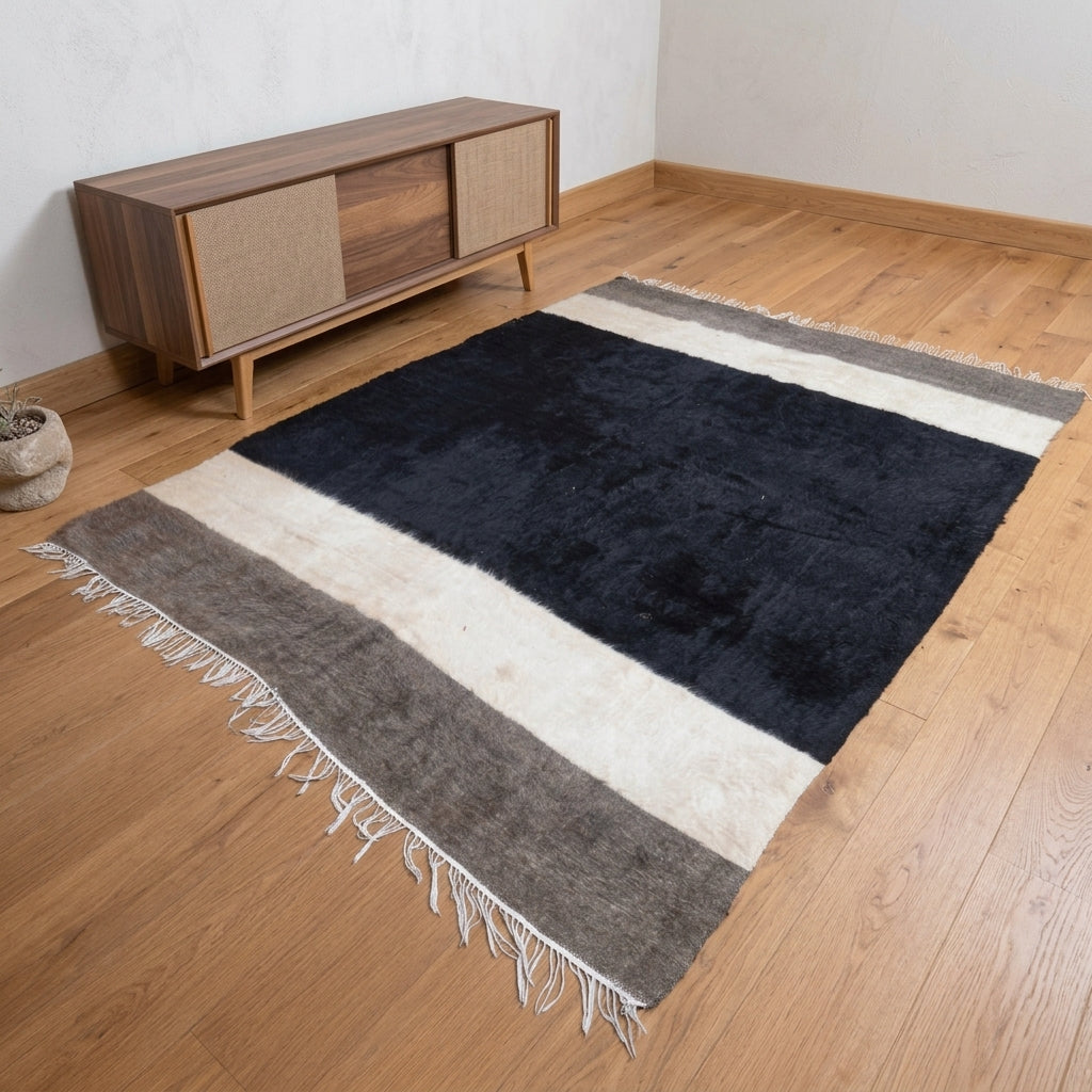 Striped pattern on the Yesimdeniz vintage kilim rug – handwoven flatweave in Anatolia, Turkey