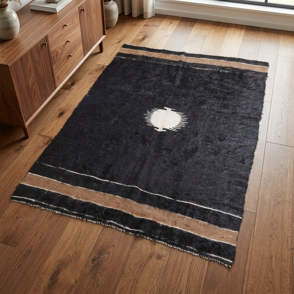 Medallion pattern on the Yelizgonca vintage kilim rug – handwoven flatweave in Anatolia, Turkey