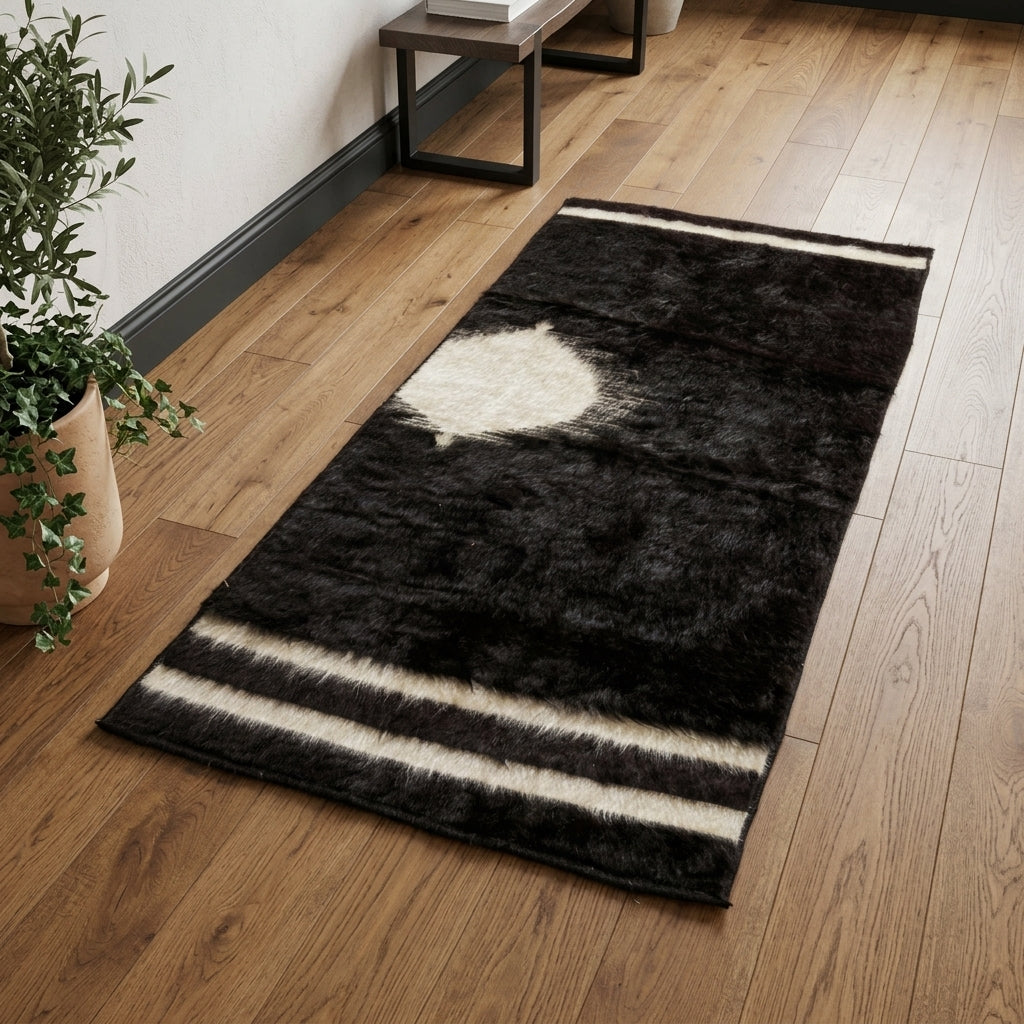 Solid pattern on the Kallimene vintage kilim runner rug – handwoven flatweave in Anatolia, Turkey