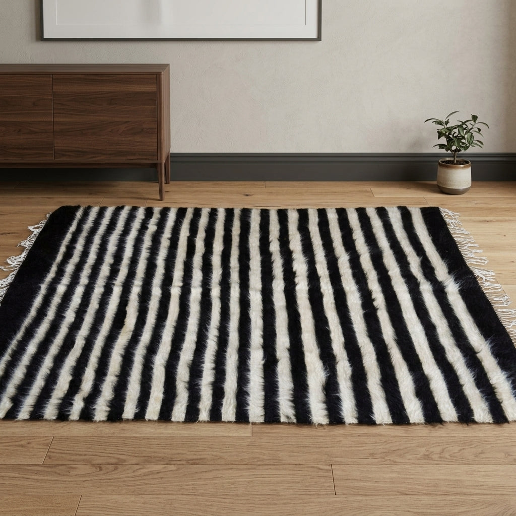 Striped pattern on the Yelizbahce vintage kilim rug – handwoven flatweave in Anatolia, Turkey