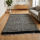 Striped pattern on the Yelizbahce vintage kilim rug – handwoven flatweave in Anatolia, Turkey