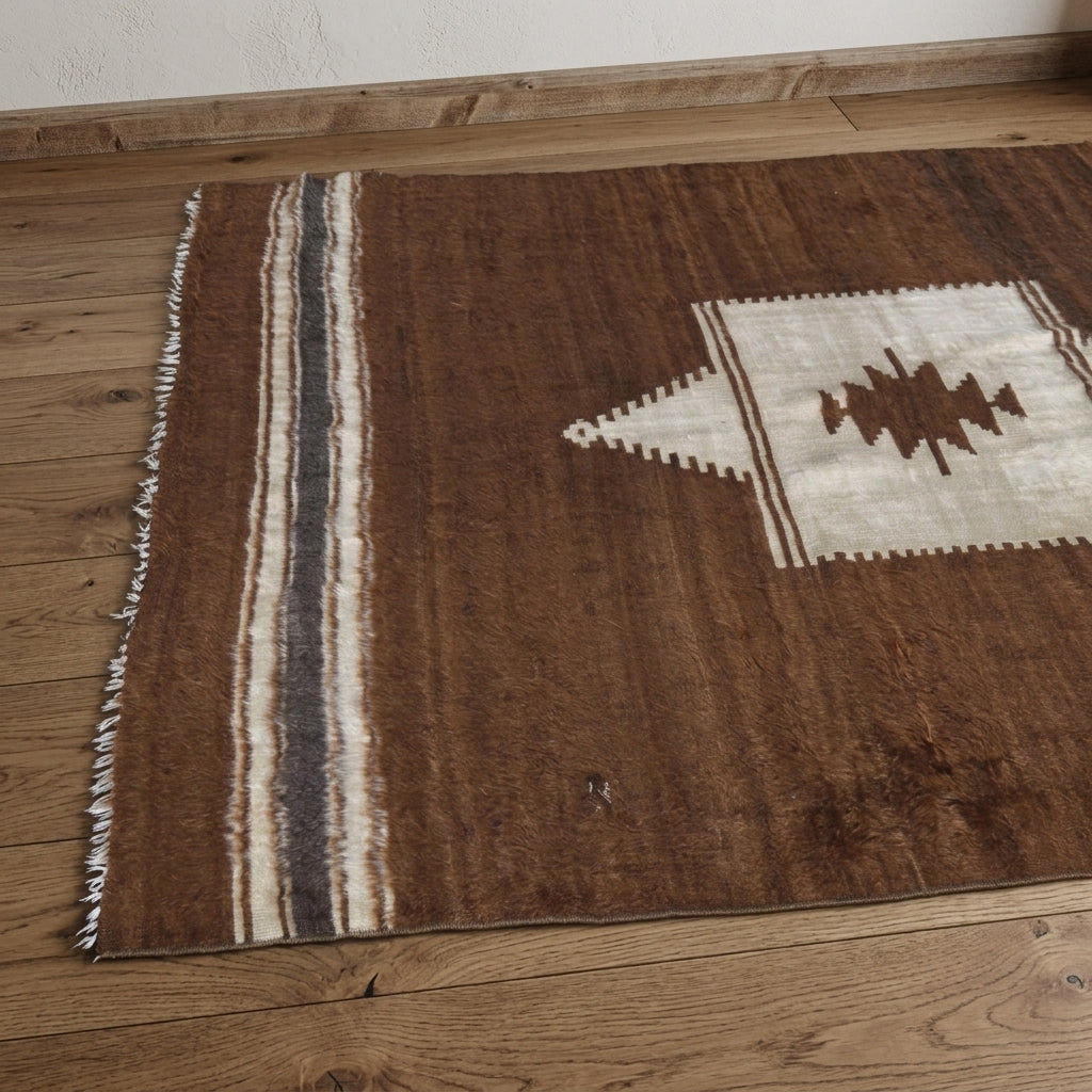Medallion pattern on the Yaznil vintage kilim rug – handwoven flatweave in Anatolia, Turkey