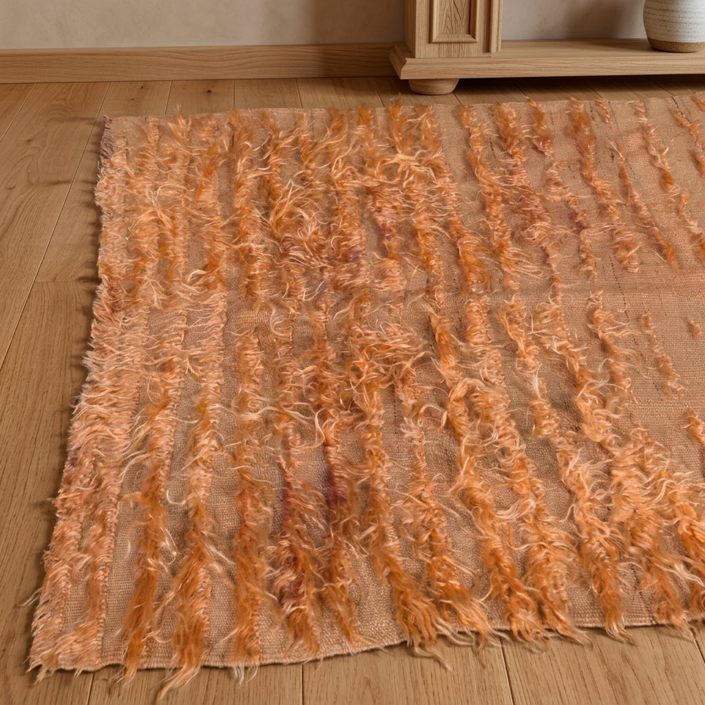 Ikat pattern on the Yasmin vintage kilim rug – handwoven flatweave in Anatolia, Turkey