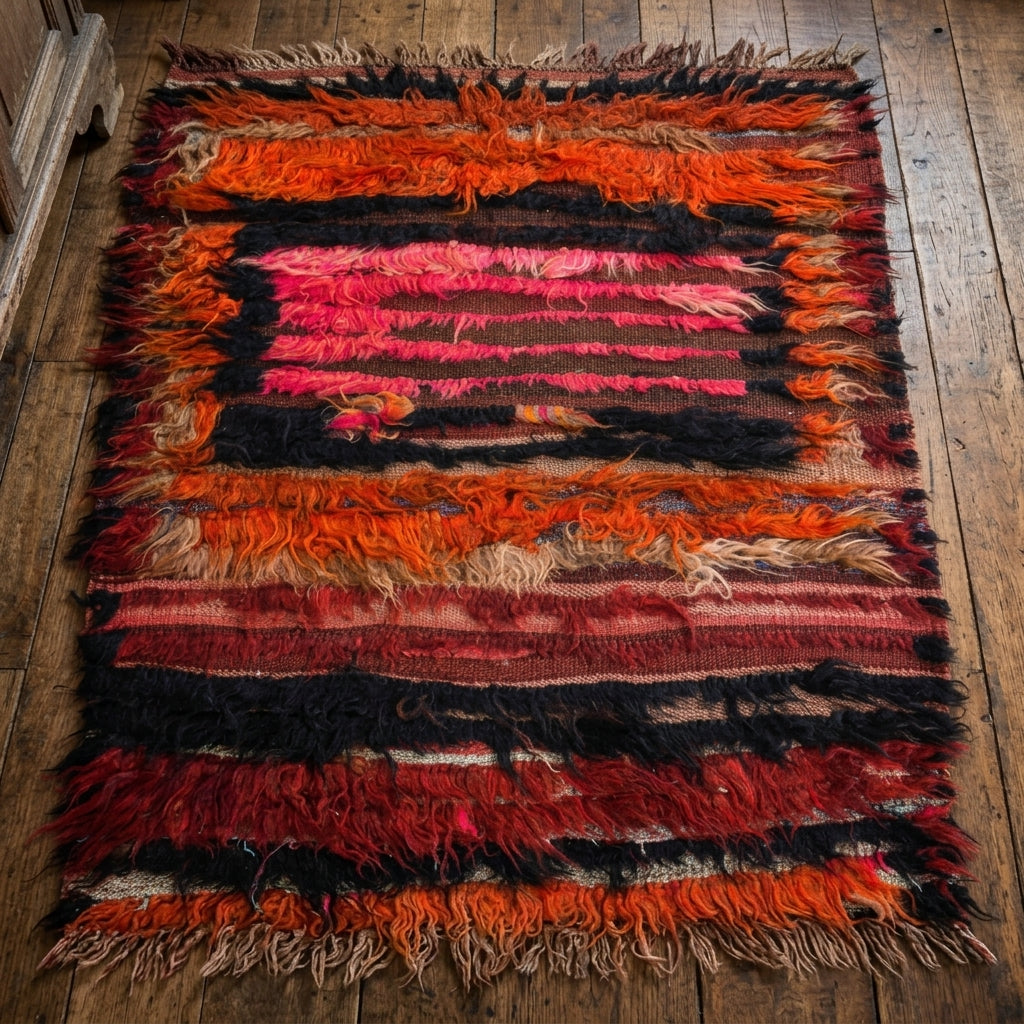 Ikat pattern on the Yaprakruh vintage kilim rug – handwoven flatweave in Anatolia, Turkey