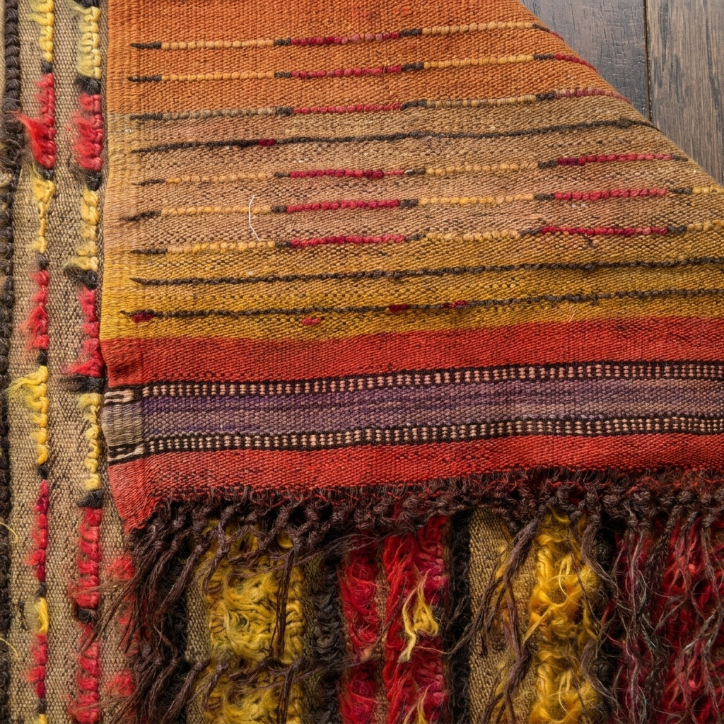 Ikat pattern on the Isiknaz vintage kilim runner rug – handwoven flatweave in Anatolia, Turkey