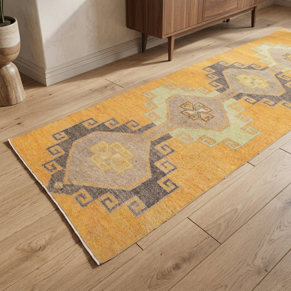 Geometric pattern on the Hemerosela vintage runner rug – handmade in Anatolia, Turkey