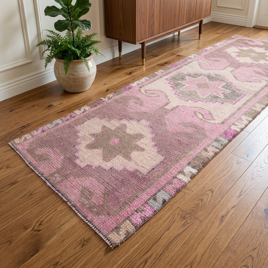 Oriental pattern on the Hemeropetra vintage runner rug – handmade in Anatolia, Turkey