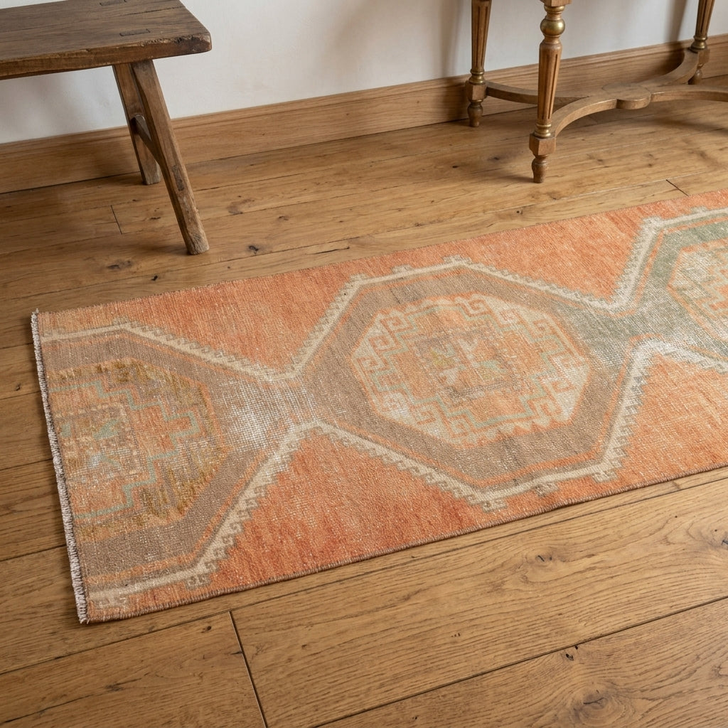 Geometric pattern on the Halokome vintage runner rug – handmade in Anatolia, Turkey