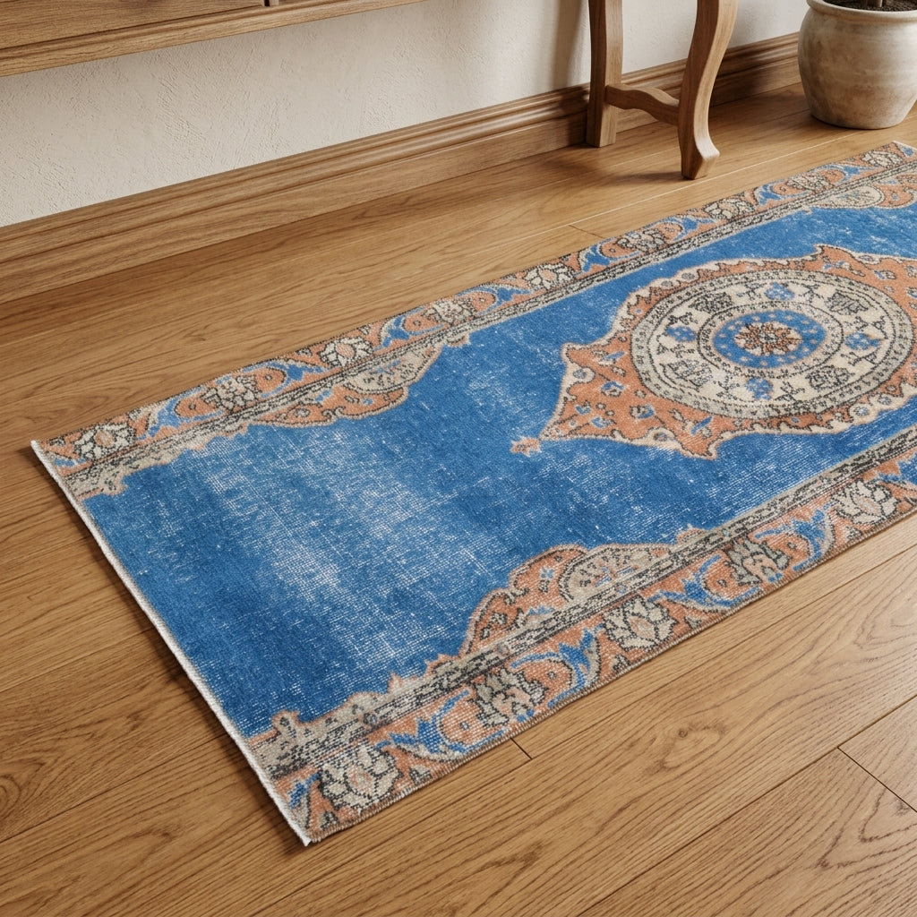 Medallion pattern on the Halochoria vintage runner rug – handmade in Anatolia, Turkey
