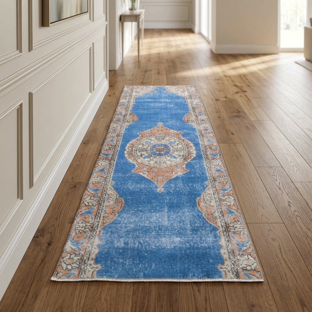 Medallion pattern on the Halochoria vintage runner rug – handmade in Anatolia, Turkey