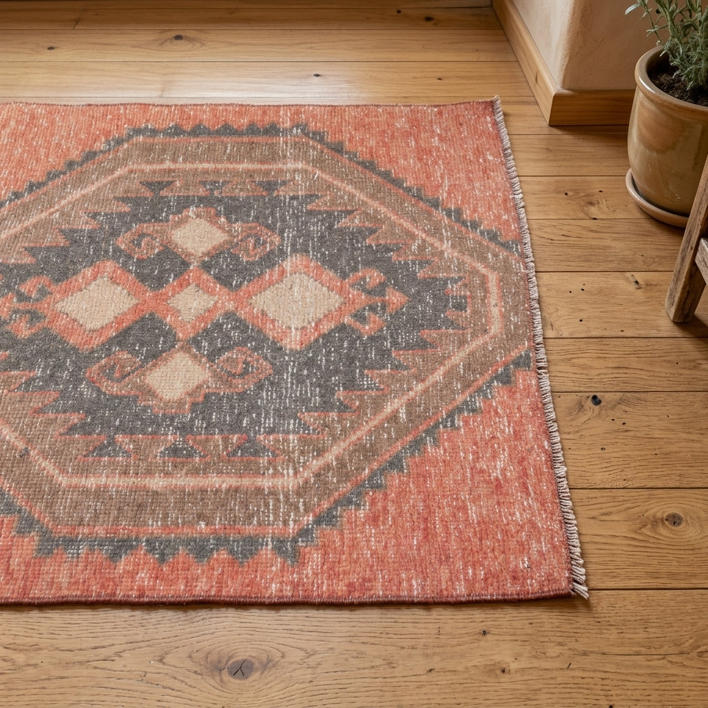 Geometric pattern on the Okeanope vintage area rug – handmade in Anatolia, Turkey