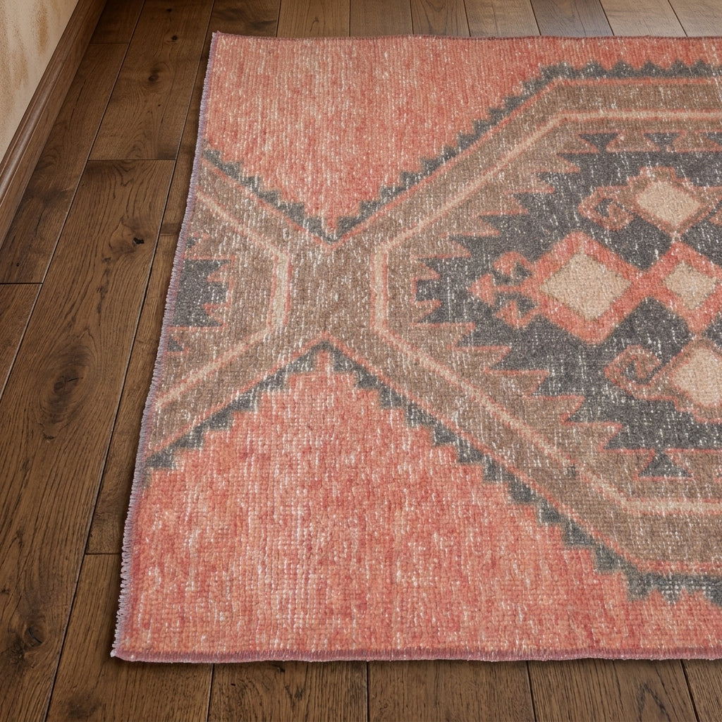 Geometric pattern on the Okeanope vintage area rug – handmade in Anatolia, Turkey