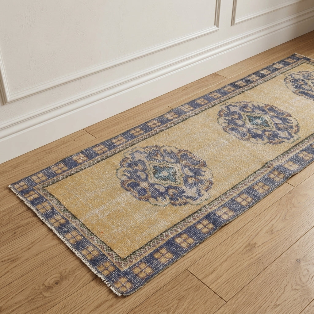 Oriental pattern on the Glaucanthe vintage runner rug – handmade in Anatolia, Turkey