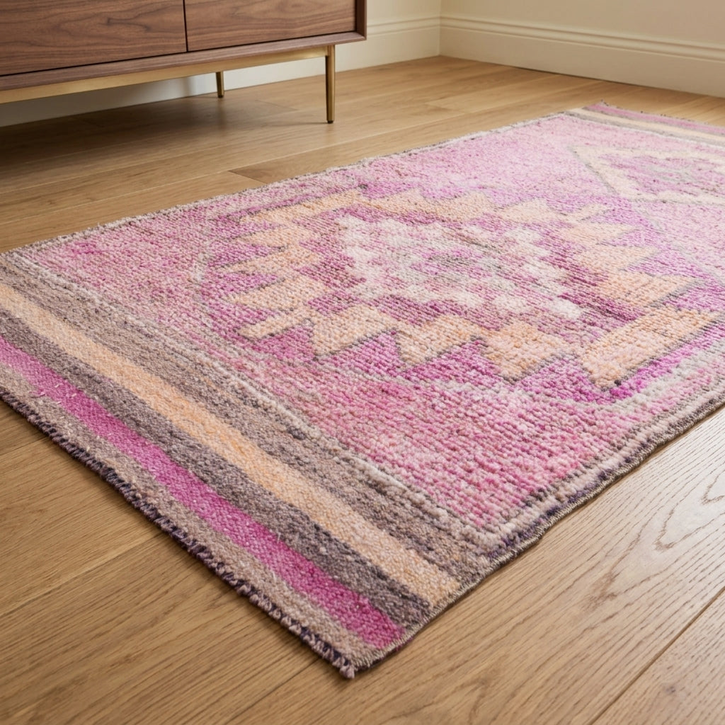 Geometric pattern on the Ganja vintage runner rug – handmade in Anatolia, Turkey