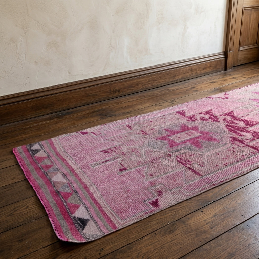 Oriental pattern on the Galenogena vintage runner rug – handmade in Anatolia, Turkey