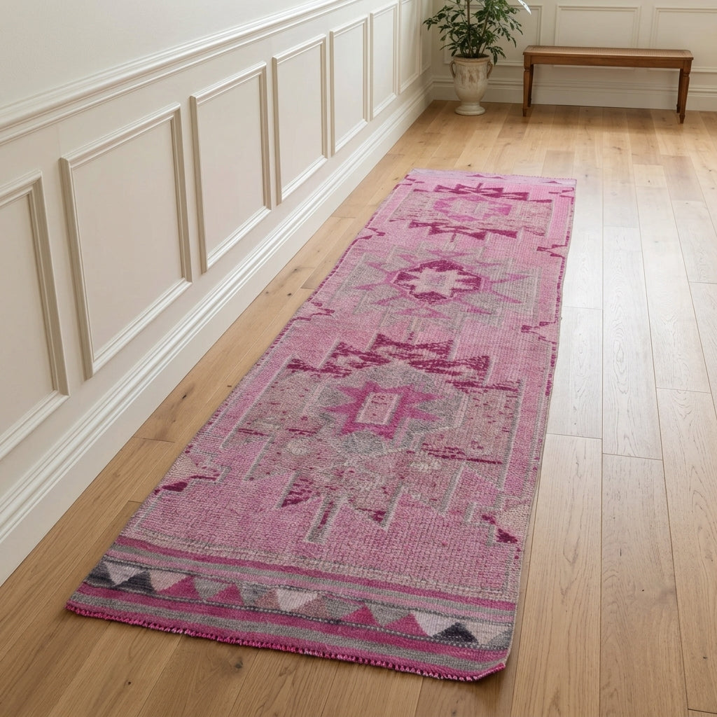 Oriental pattern on the Galenogena vintage runner rug – handmade in Anatolia, Turkey