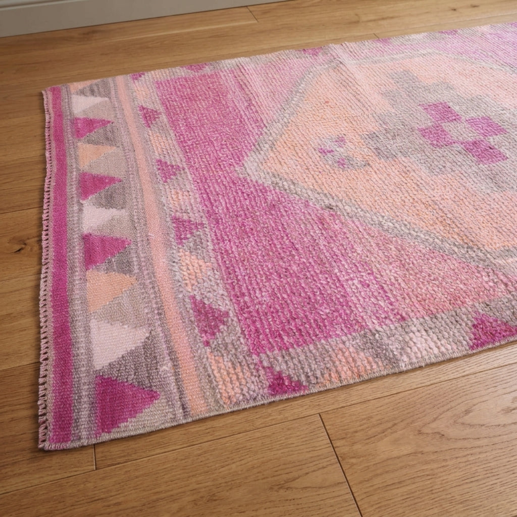 Oriental pattern on the Fundatac vintage runner rug – handmade in Anatolia, Turkey