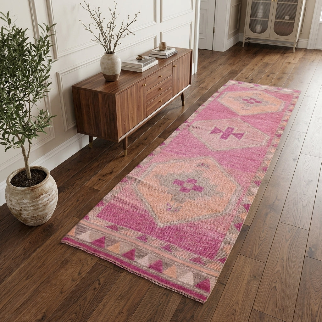 Oriental pattern on the Fundatac vintage runner rug – handmade in Anatolia, Turkey