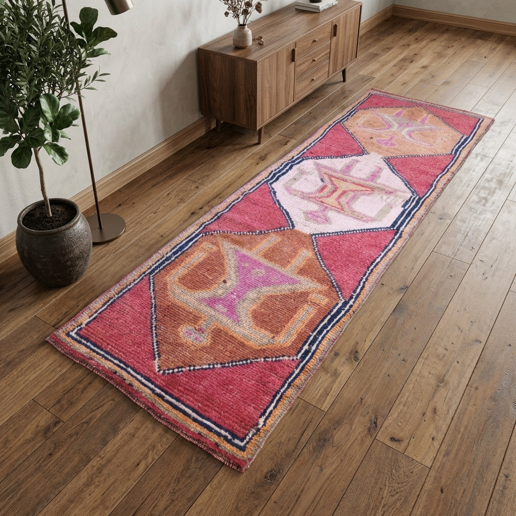 Human figure pattern on the Fundalale vintage runner rug – handmade in Anatolia, Turkey