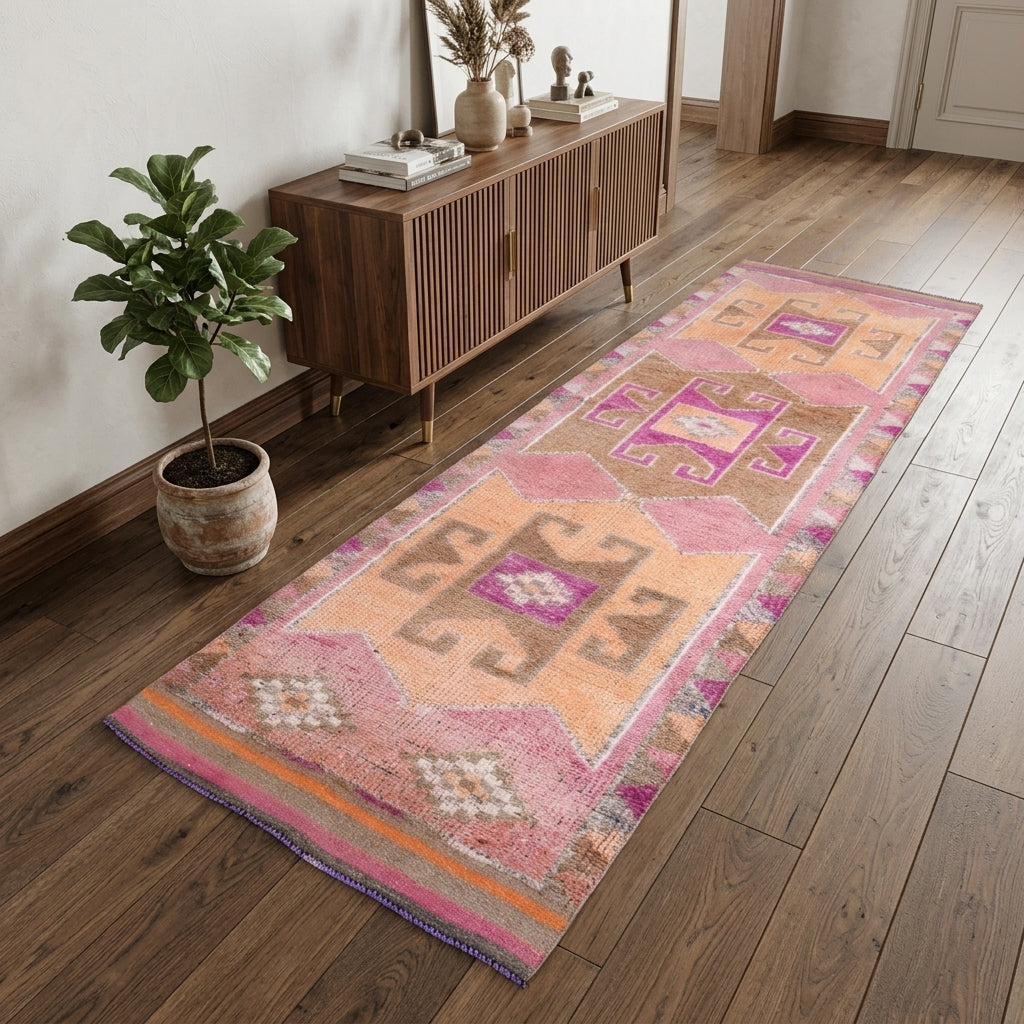 Oriental pattern on the Fundagul vintage runner rug – handmade in Anatolia, Turkey
