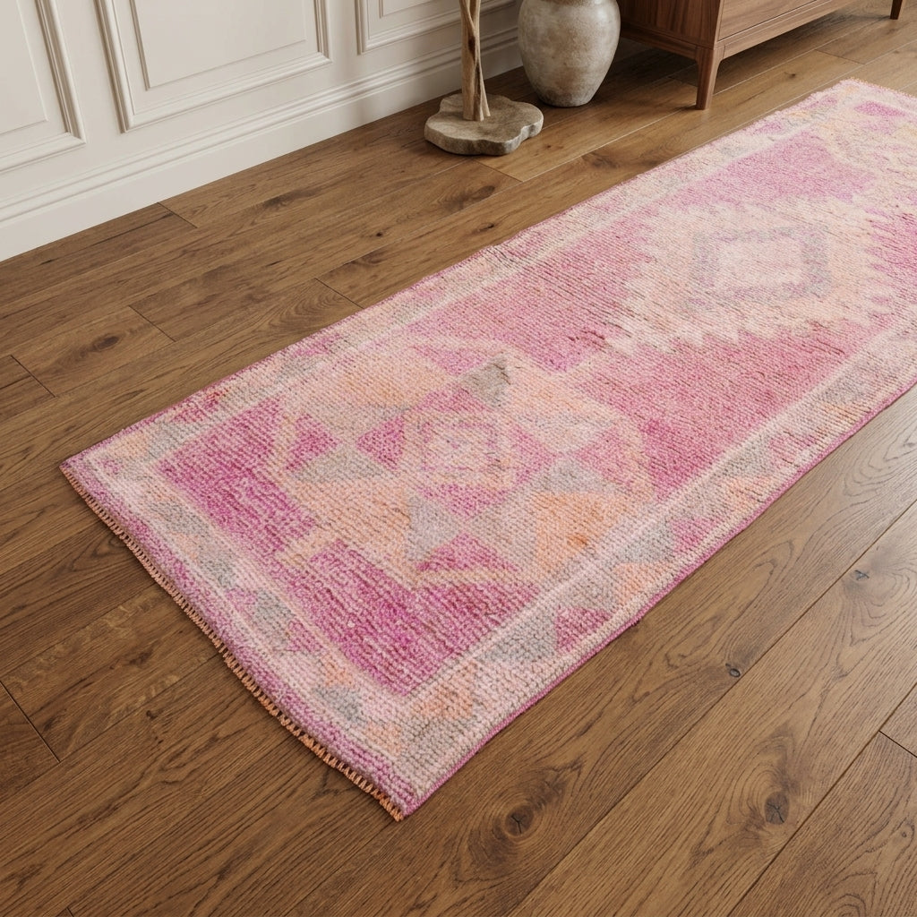 Oriental pattern on the Fulyatac antique washed vintage runner rug – handmade in Anatolia, Turkey