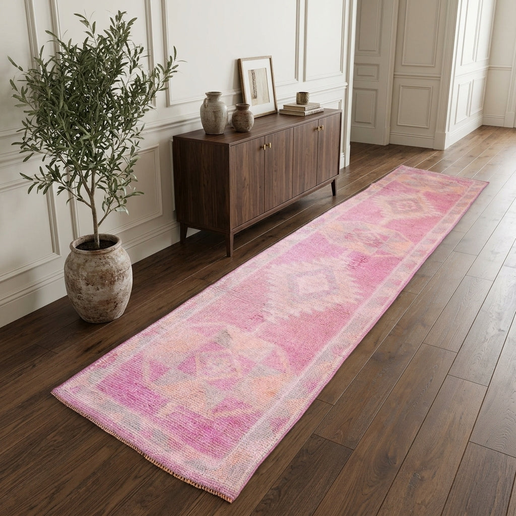 Oriental pattern on the Fulyatac antique washed vintage runner rug – handmade in Anatolia, Turkey