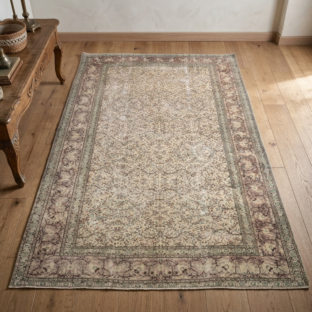 Floral pattern on the Silabahce vintage area rug – handmade in Anatolia, Turkey