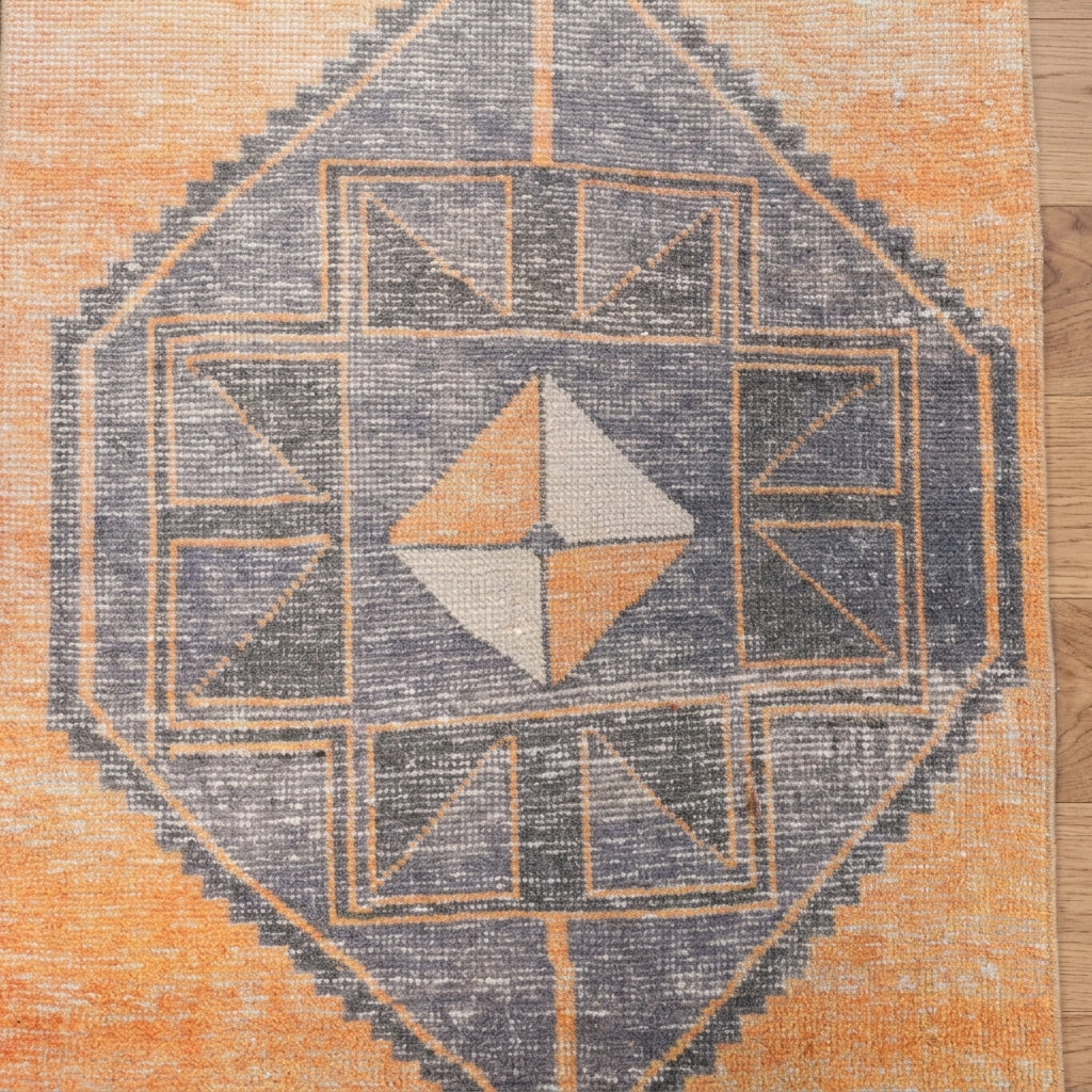 Oriental pattern on the Fulyanur vintage runner rug – handmade in Anatolia, Turkey