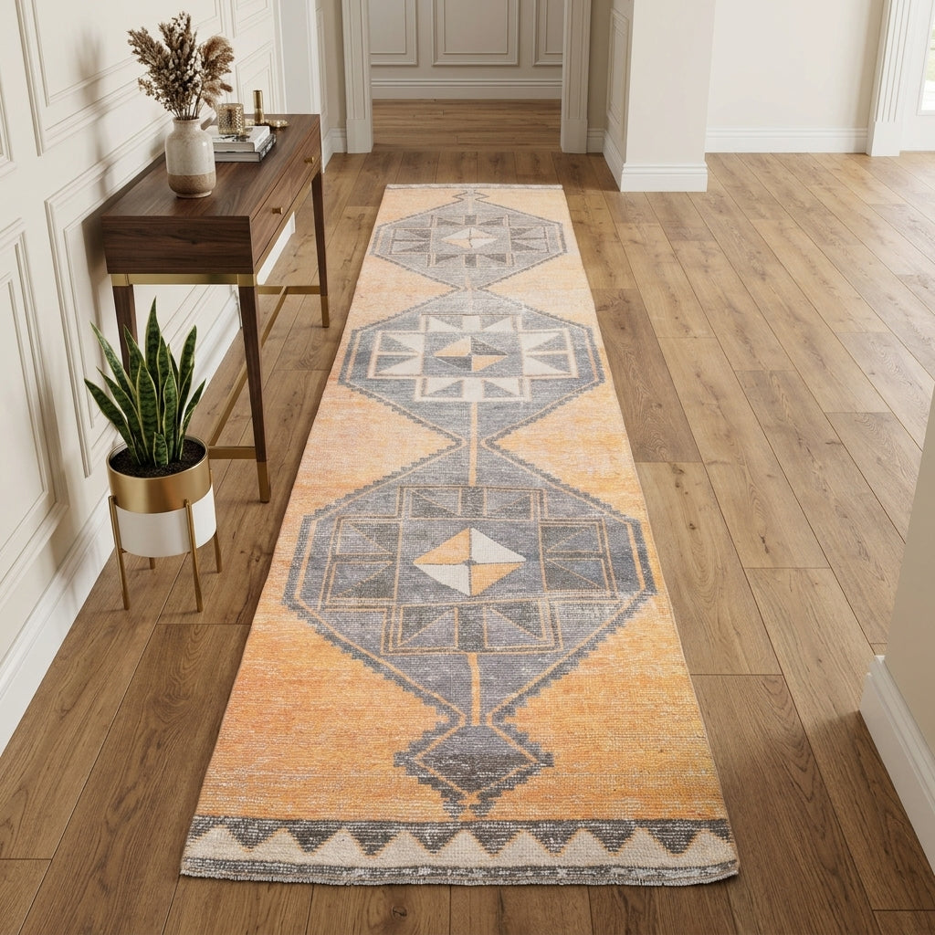 Oriental pattern on the Fulyanur vintage runner rug – handmade in Anatolia, Turkey