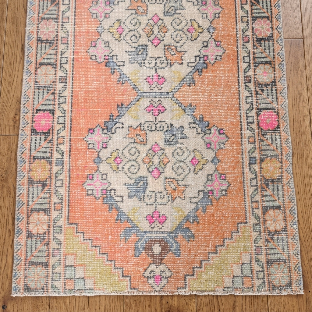 Oriental pattern on the Fulyaefruz vintage runner rug – handmade in Anatolia, Turkey