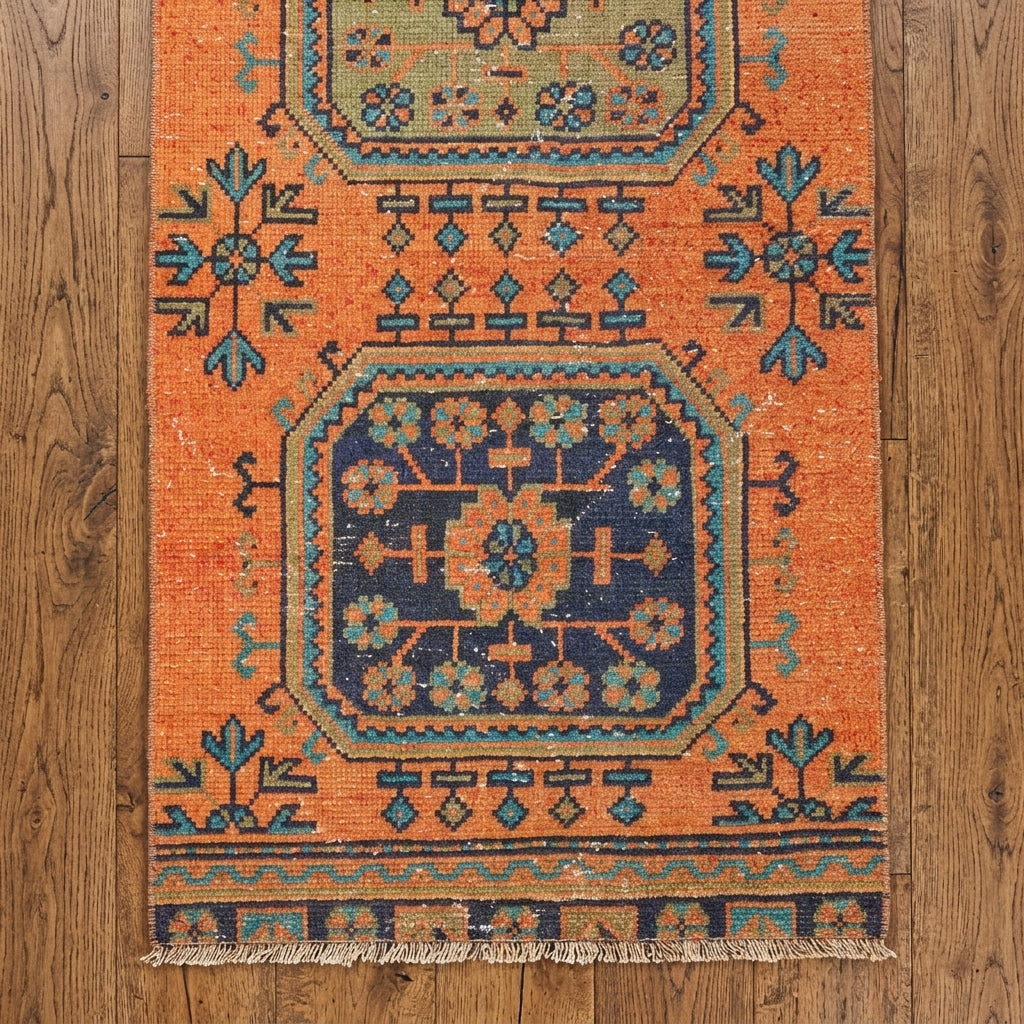 Floral pattern on the Fulanegul vintage runner rug – handmade in Anatolia, Turkey