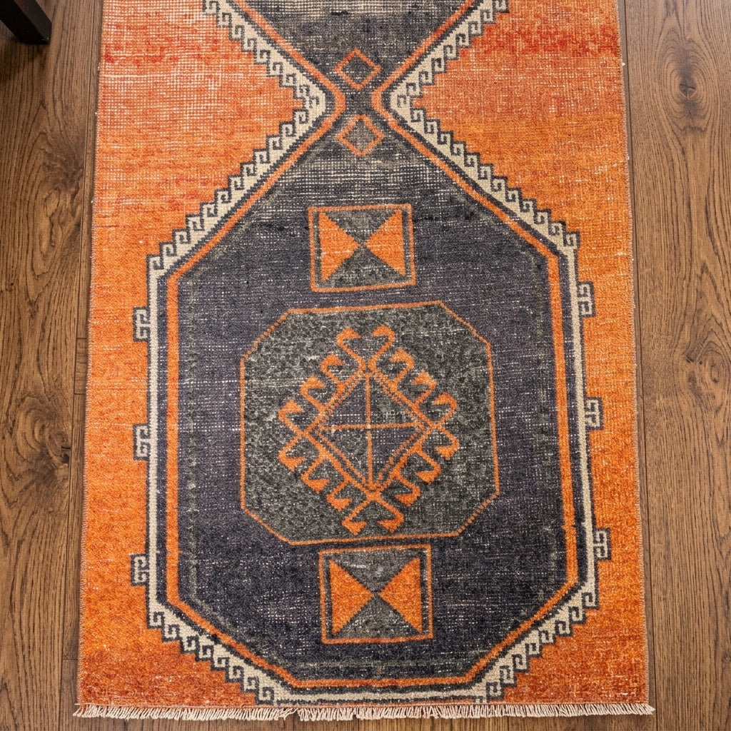 Geometric pattern on the Filiz vintage runner rug – handmade in Anatolia, Turkey