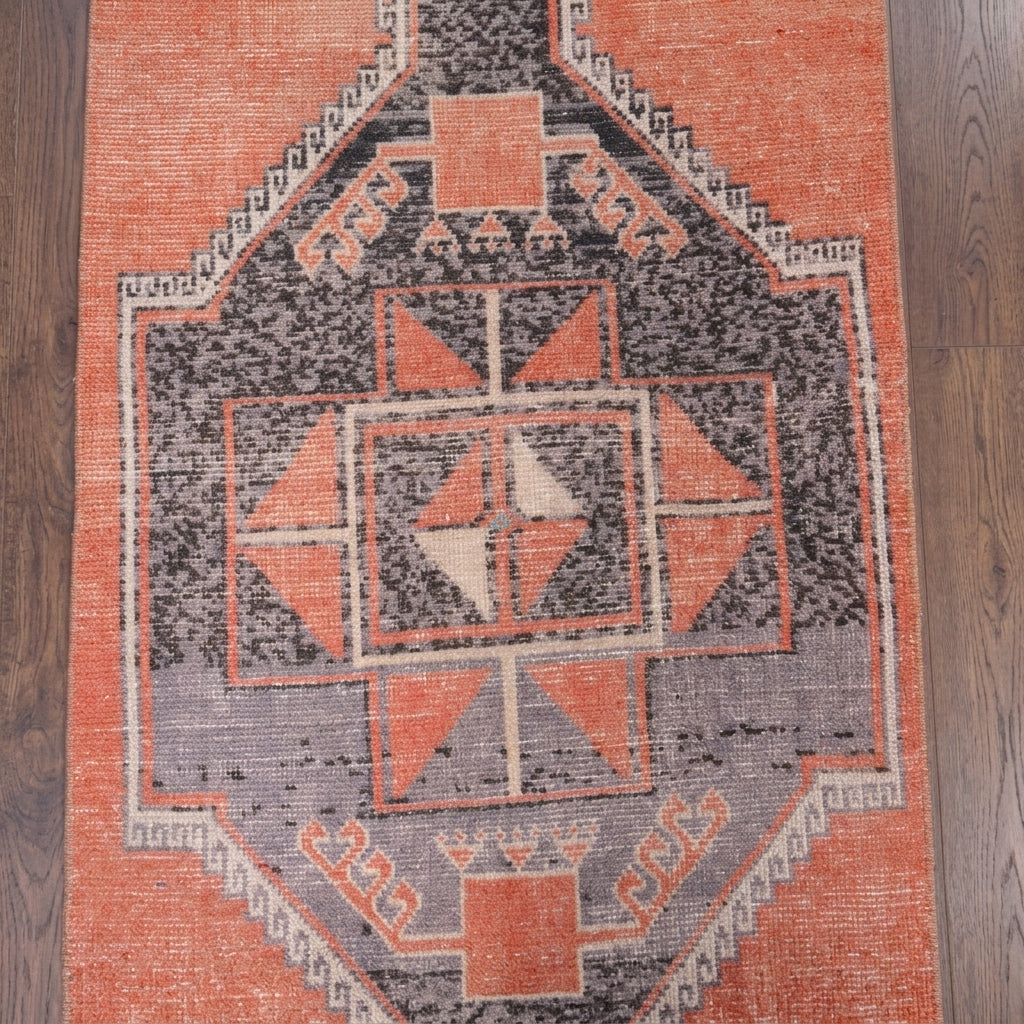 Geometric pattern on the Fidanbike vintage runner rug – handmade in Anatolia, Turkey