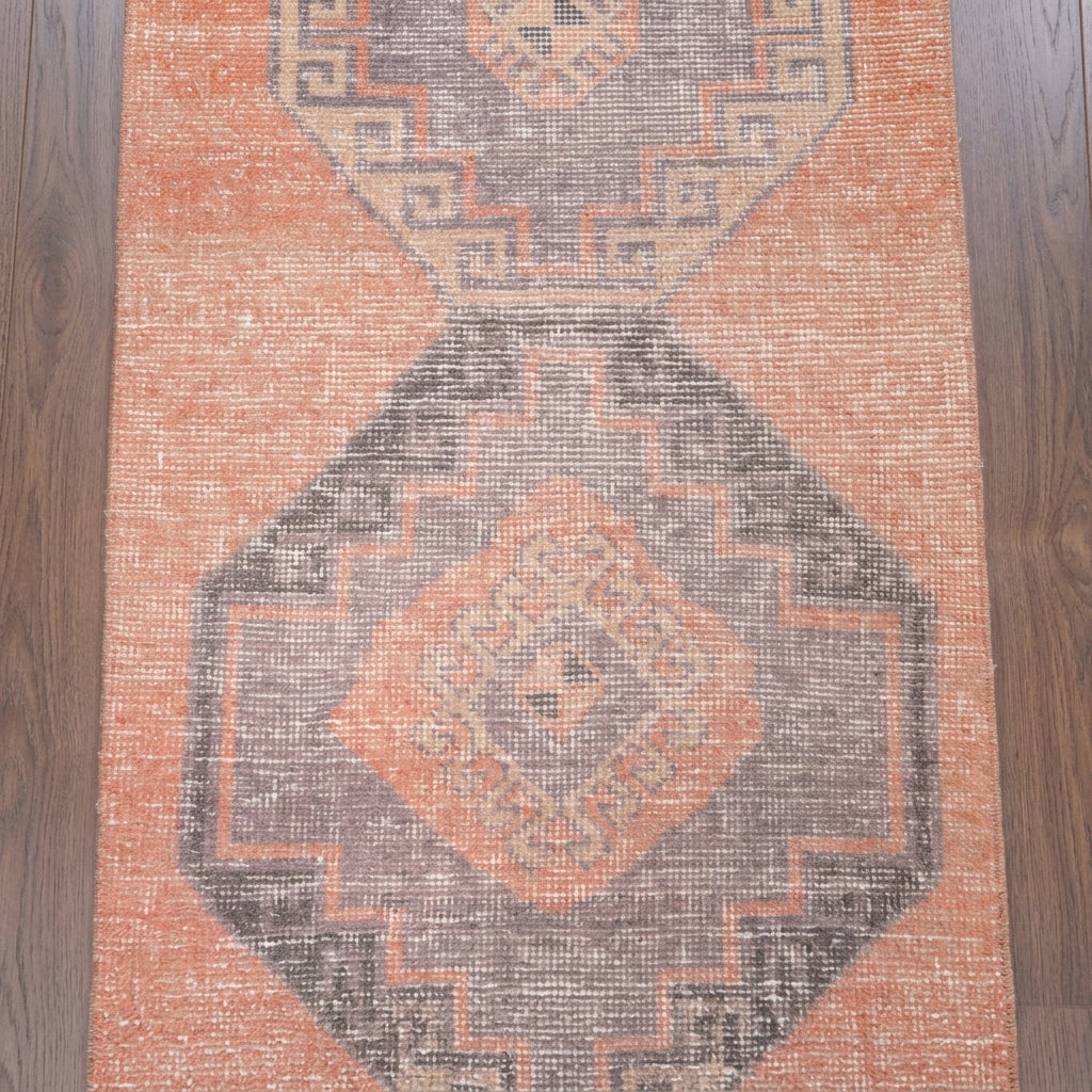 Geometric pattern on the Ferahpeyker vintage runner rug – handmade in Anatolia, Turkey