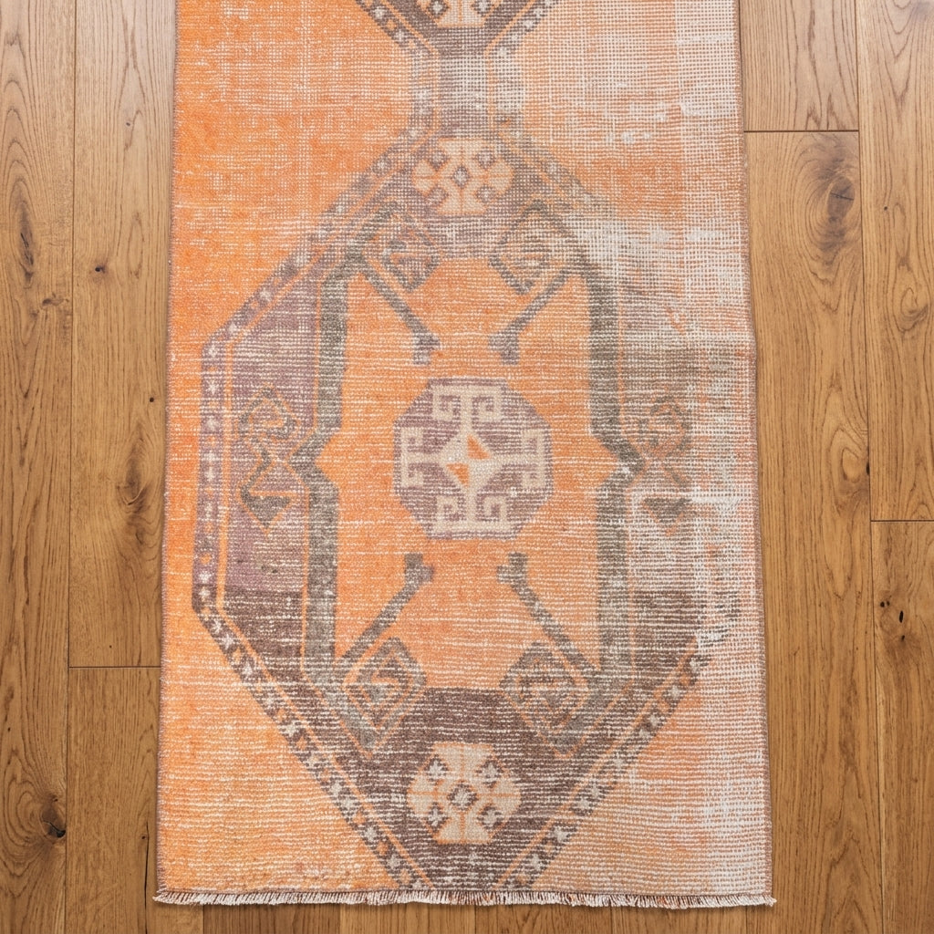 Geometric pattern on the Fatimat vintage runner rug – handmade in Anatolia, Turkey
