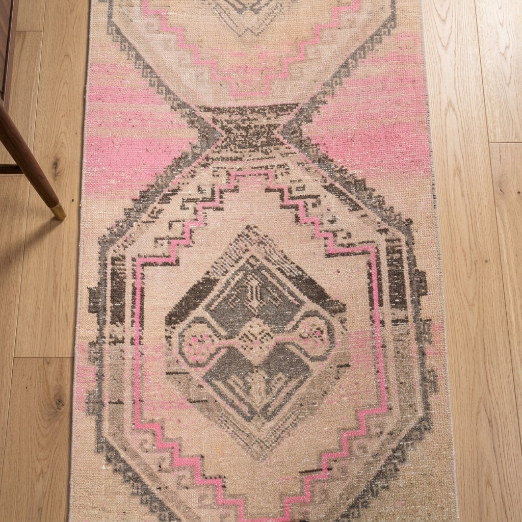 Geometric pattern on the Eysan vintage runner rug – handmade in Anatolia, Turkey