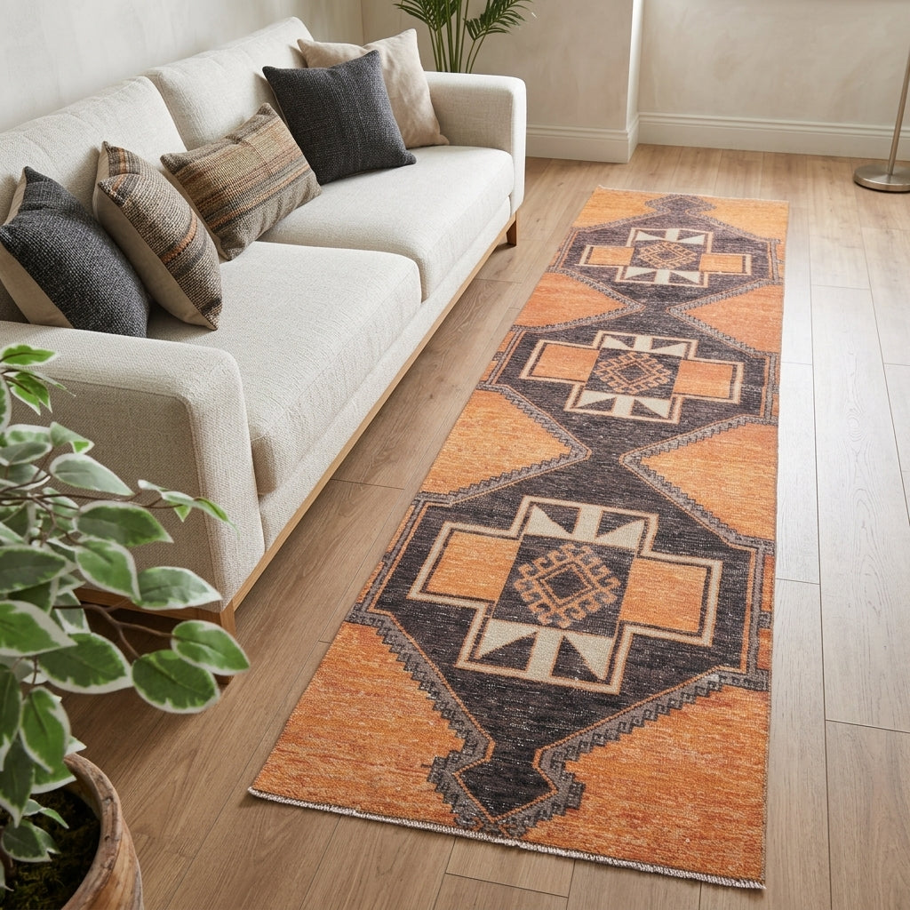 Geometric pattern on the Eumorphe vintage runner rug – handmade in Anatolia, Turkey