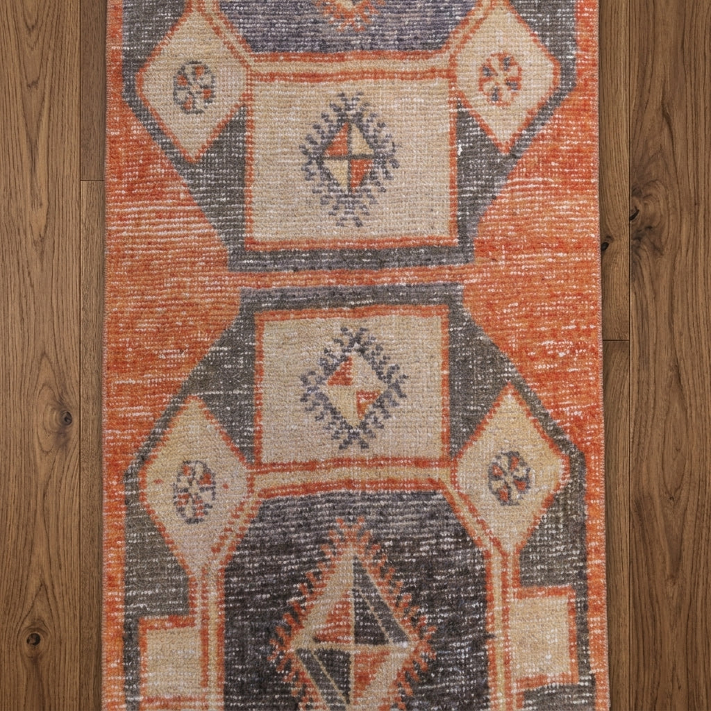 Geometric pattern on the Nisanurnaz vintage area rug – handmade in Anatolia, Turkey