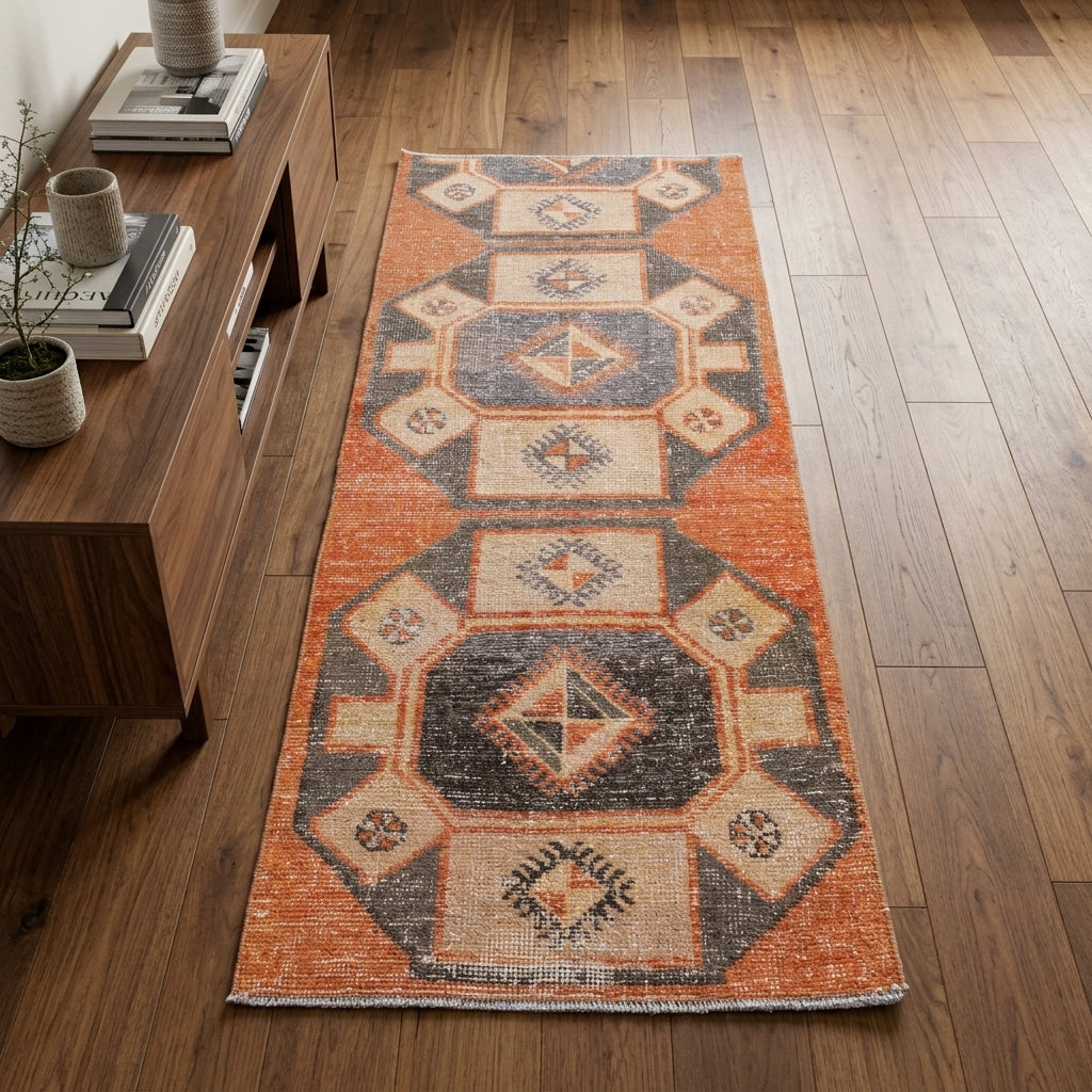 Geometric pattern on the Nisanurnaz vintage area rug – handmade in Anatolia, Turkey