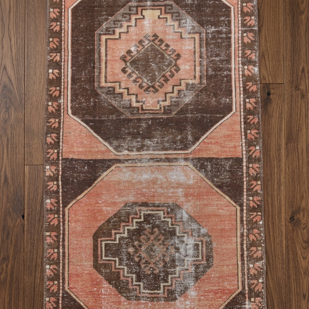 Geometric pattern on the Eleuthekleia vintage runner rug – handmade in Anatolia, Turkey