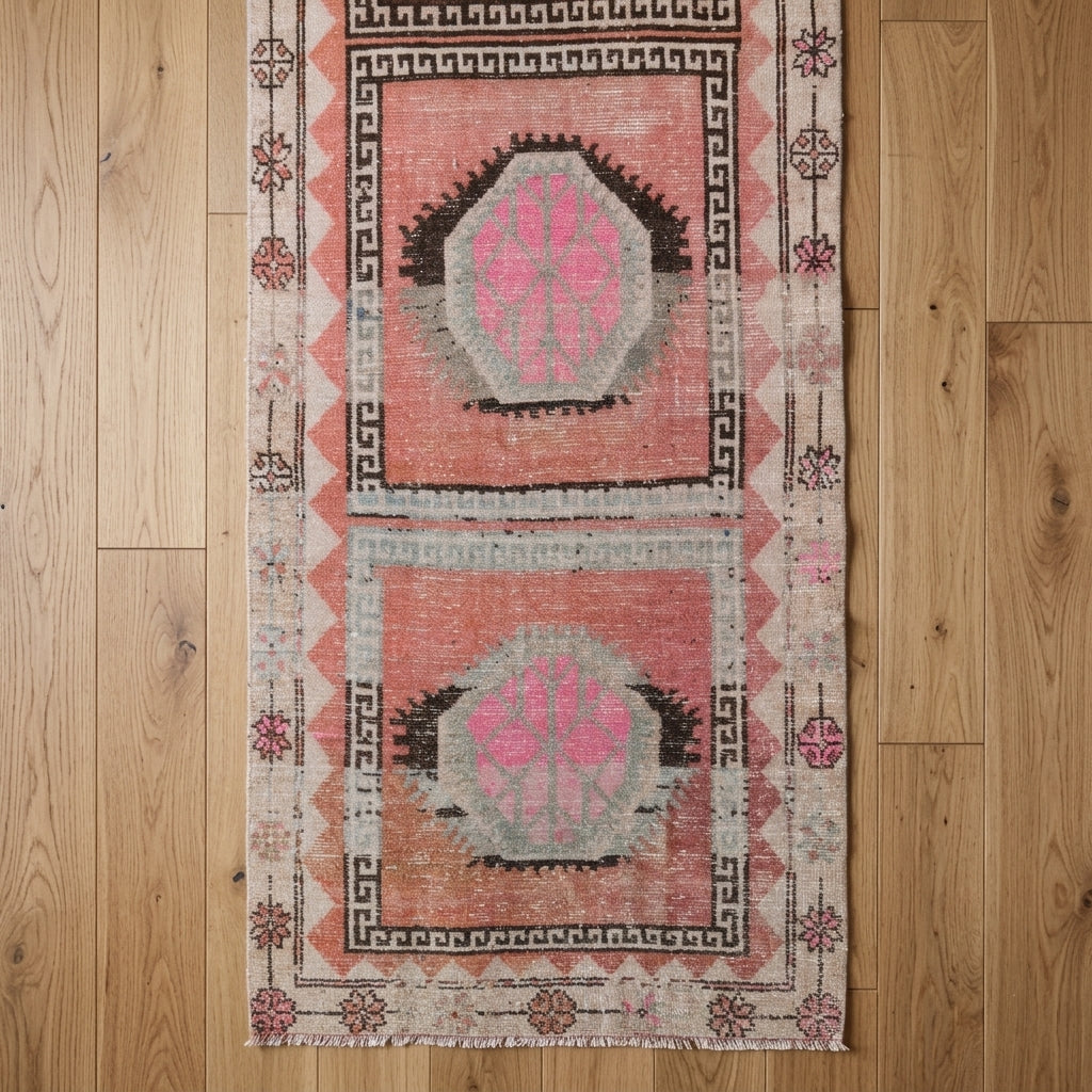 Oriental pattern on the Eirenezoe vintage runner rug – handmade in Anatolia, Turkey