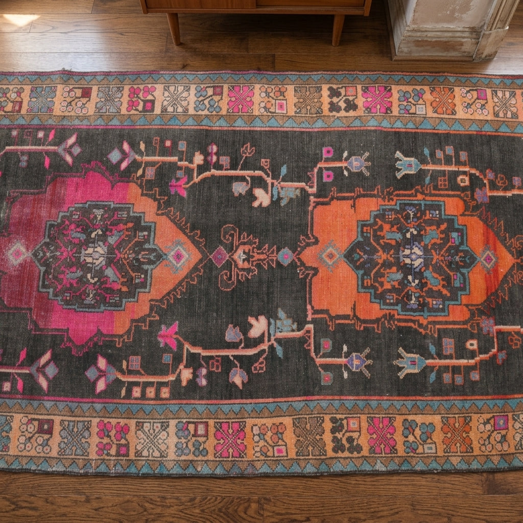 Historic turkish pattern on the Eirenemira vintage runner rug – handmade in Anatolia, Turkey