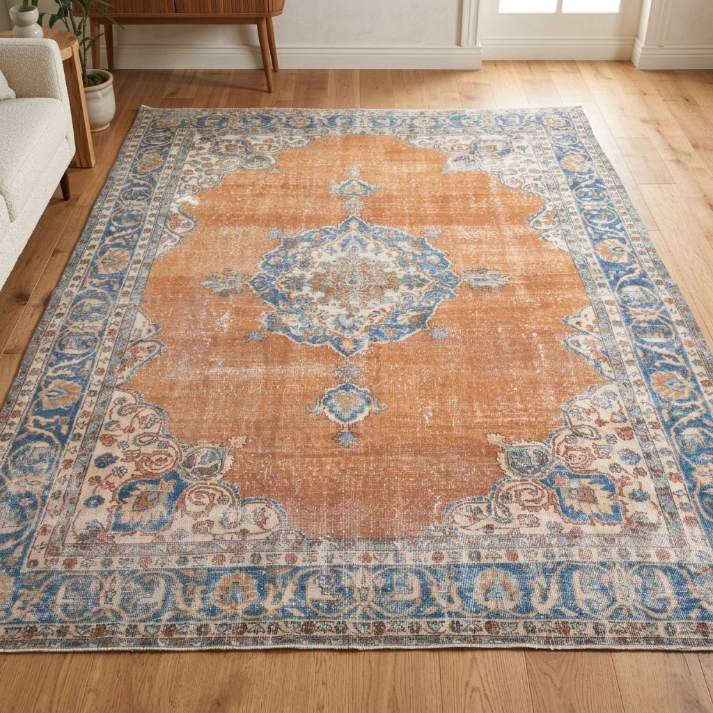 Oriental and medallion pattern on the Phaenaura vintage area rug – handmade in the Persian region