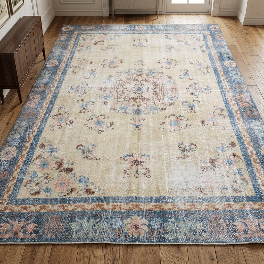 Oriental and bordered pattern on the Petromira vintage area rug – handmade in Anatolia, Turkey