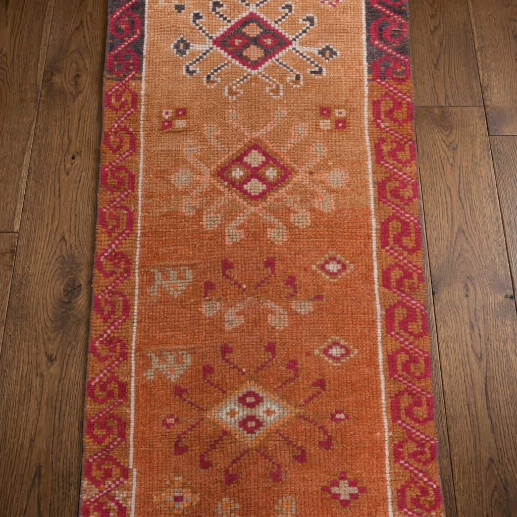 Oriental pattern on the Ecetac vintage runner rug – handmade in Anatolia, Turkey