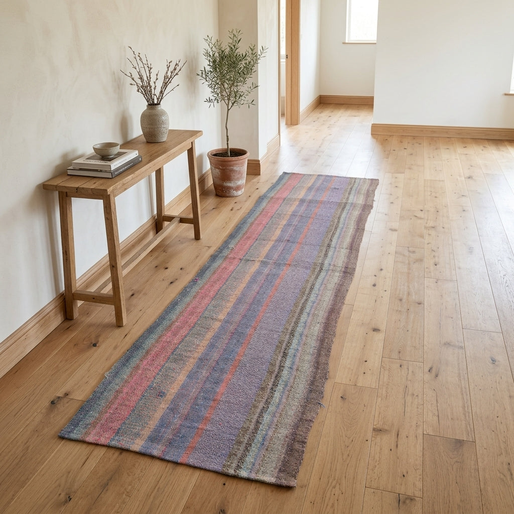 Striped pattern on the Ihlamurperi vintage kilim runner rug – handwoven flatweave in Anatolia, Turkey